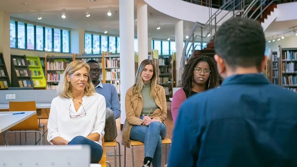 Événements littéraire avec un auteur en discussion devant une audience