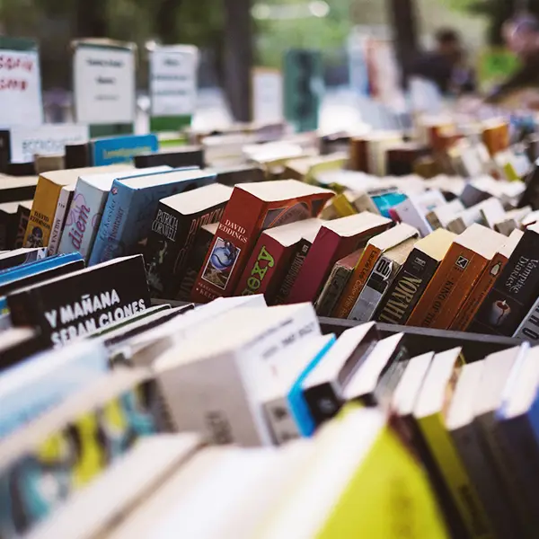 Livres exposés à un marché