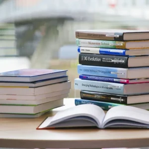 Pile de livres sur la table