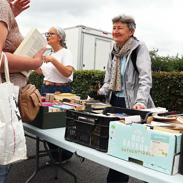 membre qui échange leurs livres lors du Trocs Livres à Thorigné-Fouillard